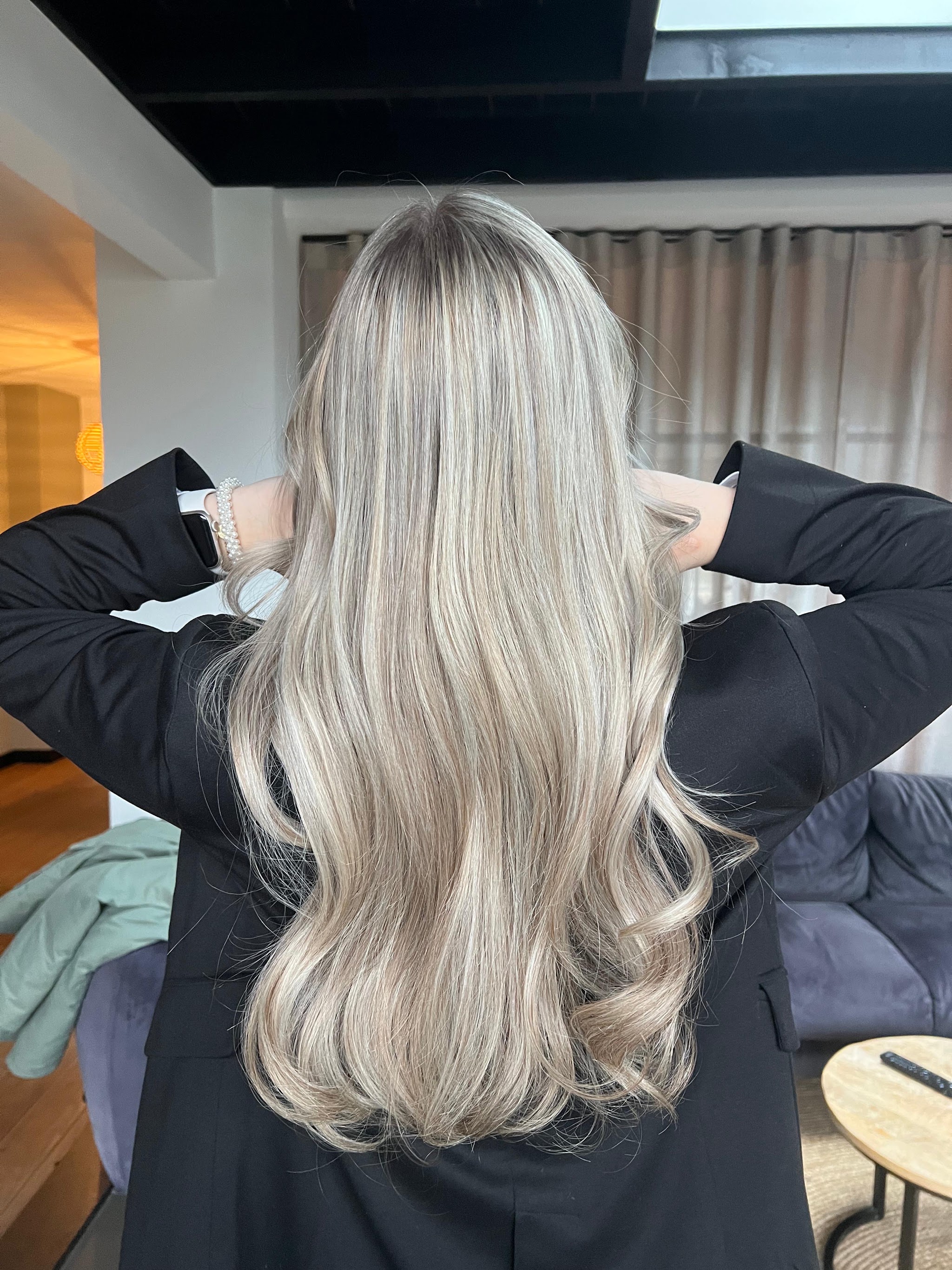 Lang asblond haar, van achteren gezien in de salon