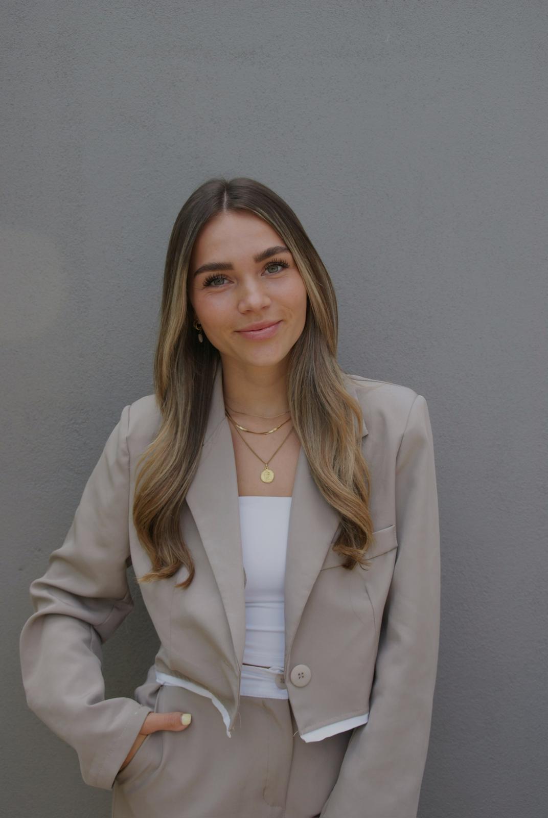 Sjuul Stohr, eigenaresse van SjuulzBeautyBar, in een beige blazer