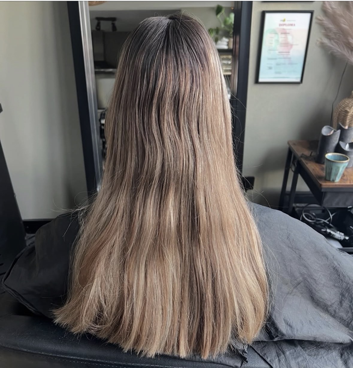 Lang bruin haar met een zachte root melt, van achteren gezien in de salon