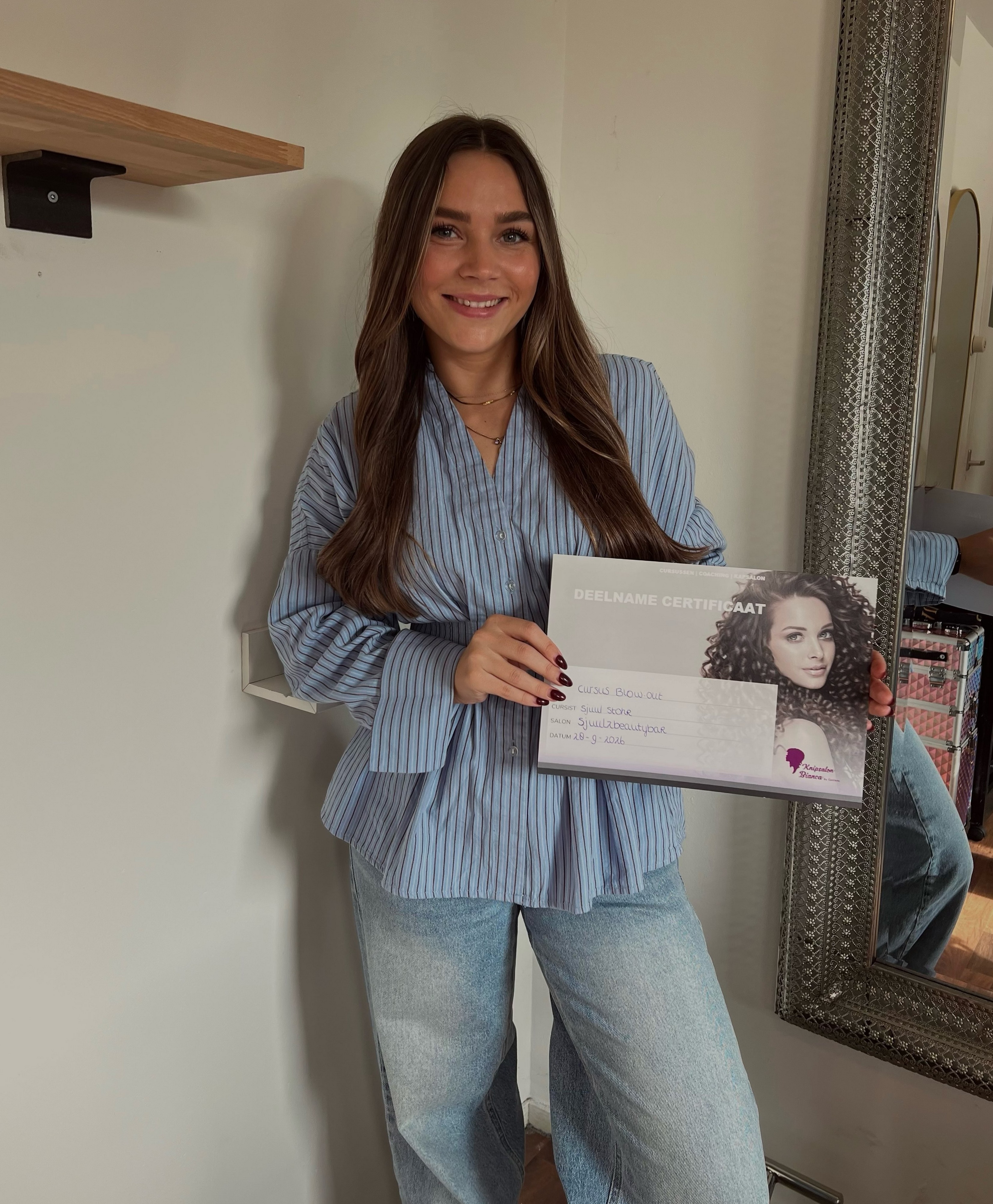 Sjuul met haar nieuwe certificaat in de salon